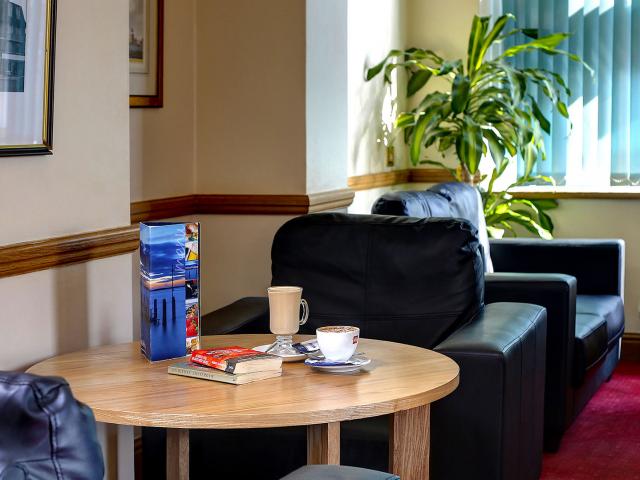 waiting area | Stade Court Hotel