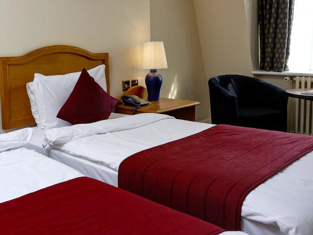 twin single rooms | Stade Court Hotel