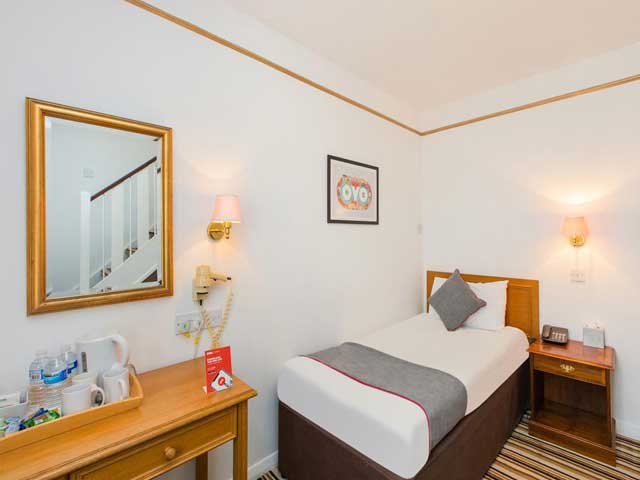 hotel double bed | Stade Court Hotel