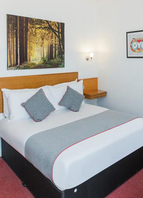 twin bedroom | Stade Court Hotel